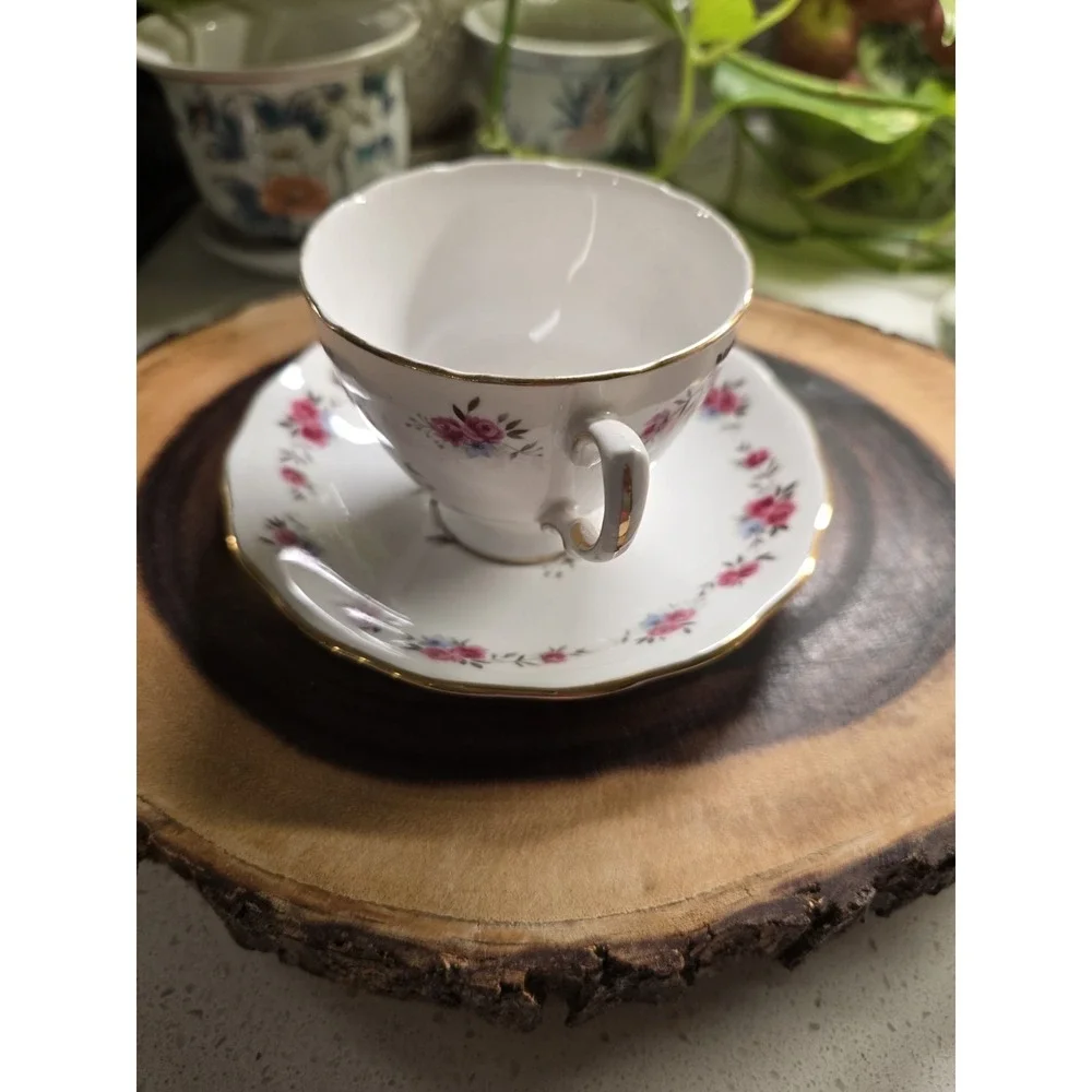 QUEEN ANNE Tea Cup and Saucer Pink Rose Gold Rim Bone China England‎ 8186
